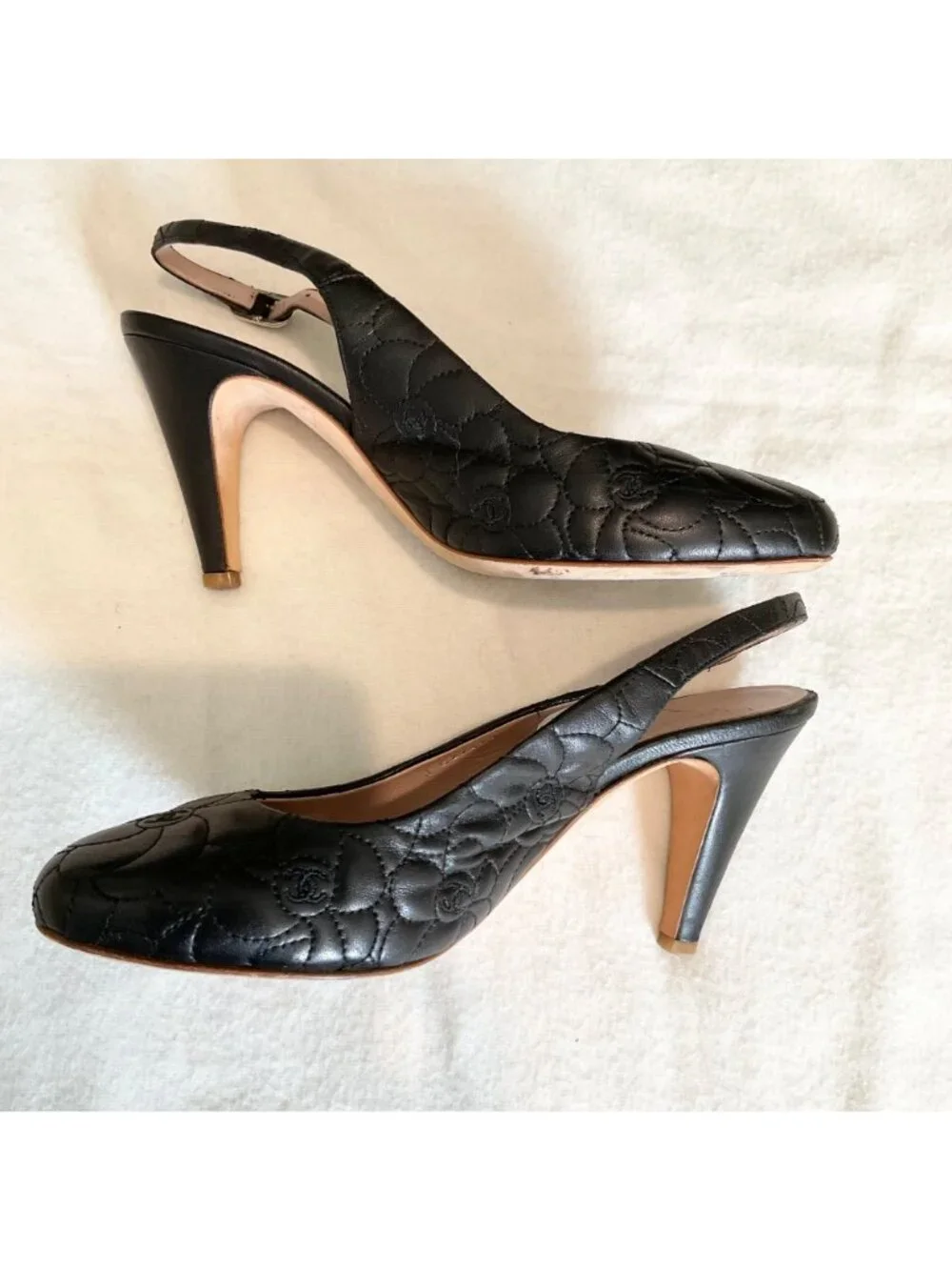 Chanel black Camellia logo cc quilted leather pump heels sz37 US6.5 narrow